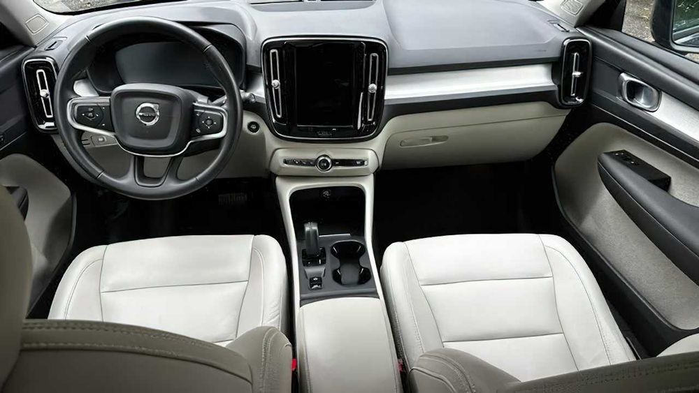 Volvo XC40      2021