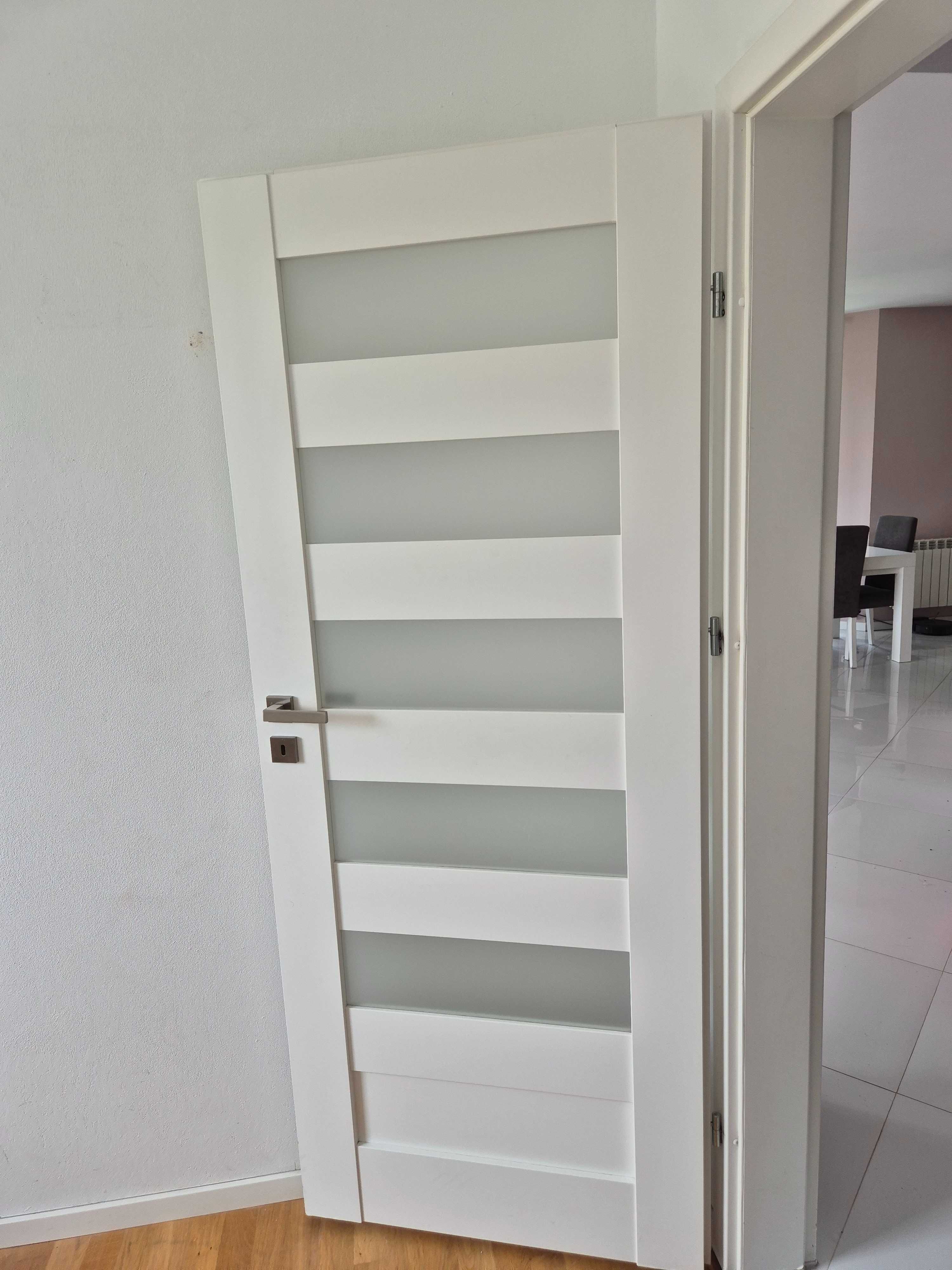 Stół rozkladany, 12 krzeseł, pianino
