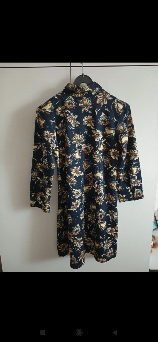 Sukienka midi na guziki w kwiatki Kate Collection