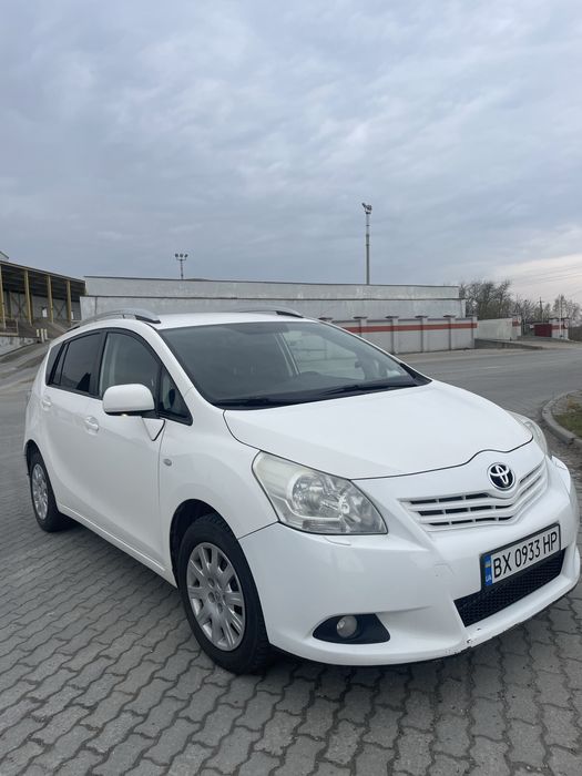 Машина Toyota Verso 2011
