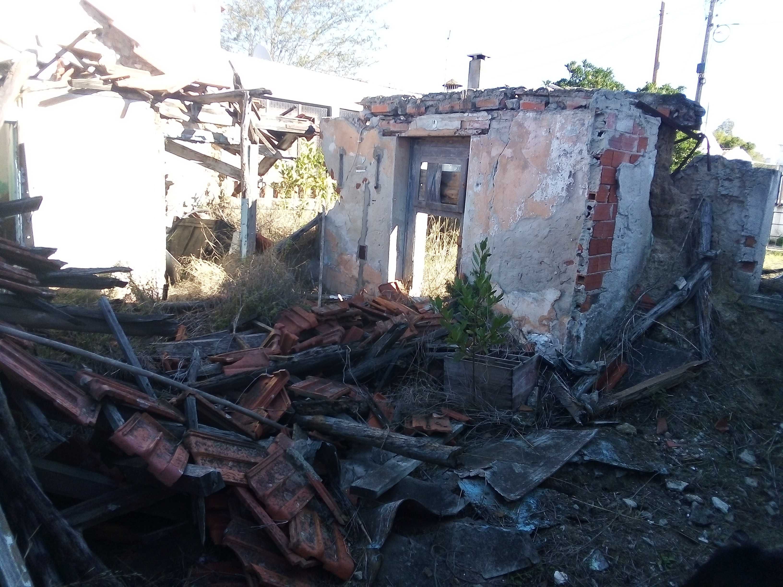 Vende-se terreno com uma construção na Moita