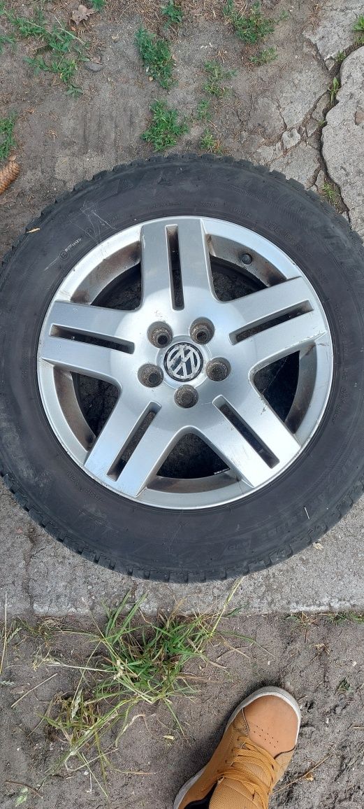 2 Opony letnie Nokian 205/55/16 i 4 Alu kola z zimowymi oponami 15cali