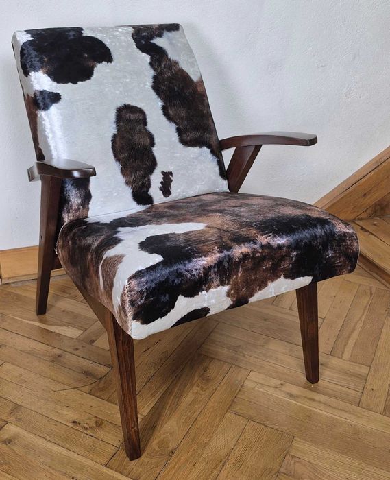 Odnowiony fotel PRL, proj. M Puchała, tapicerka "krowa", typ 300-123