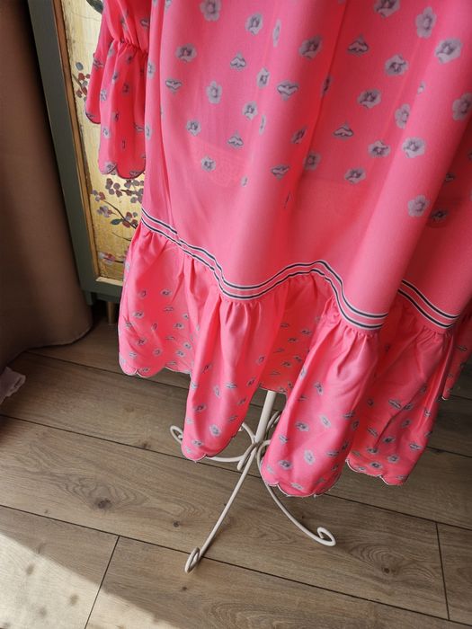 Sukienka damska letnia rozkloszowana boho – fuksja z kwiatowym wzor