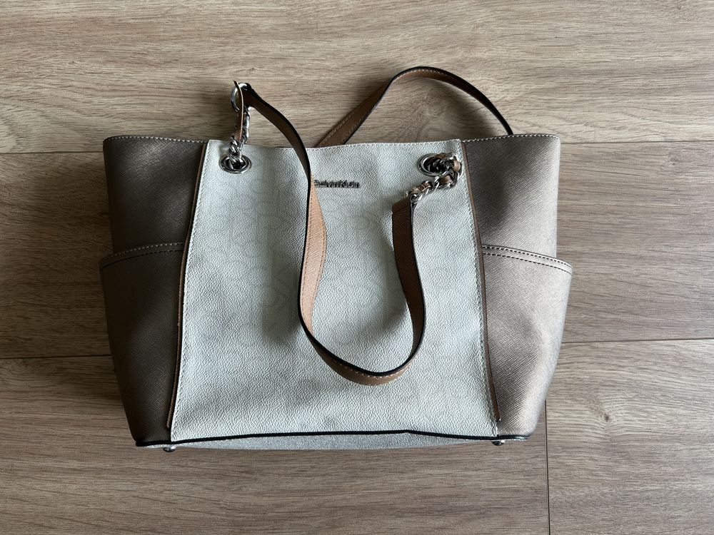 Torebka mieszcząca A4 Calvin Klein