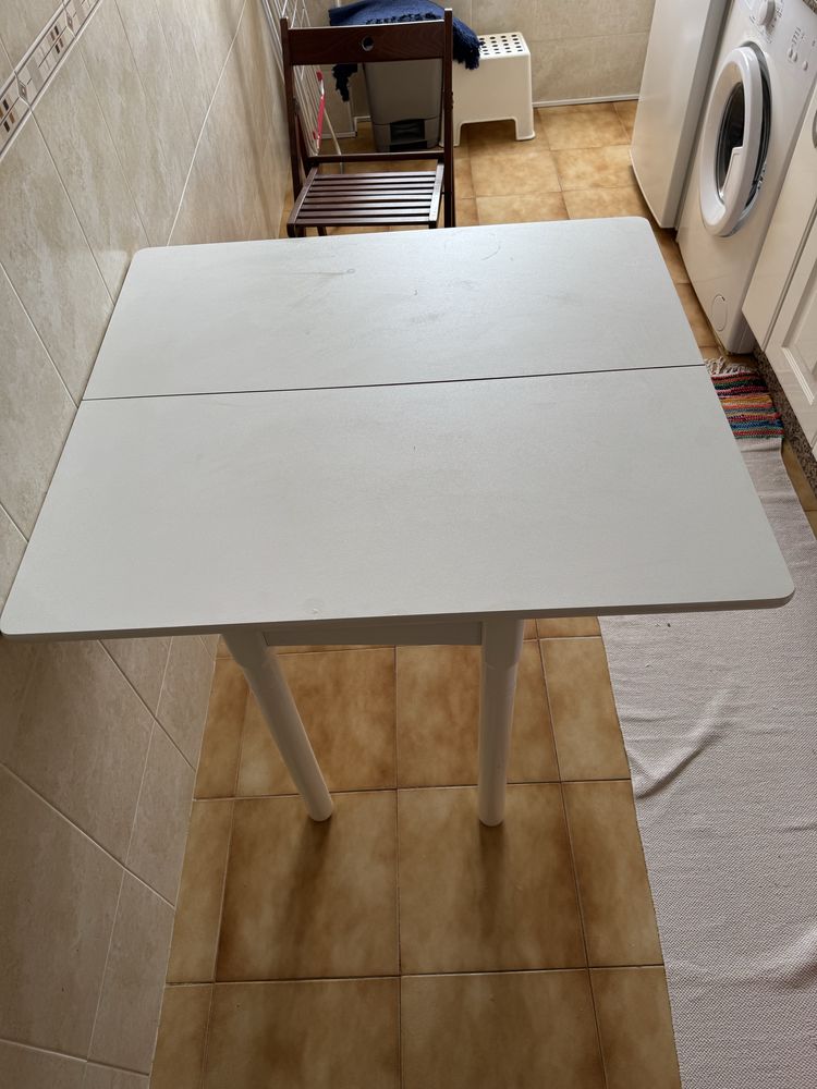 Mesa de cozinha branca