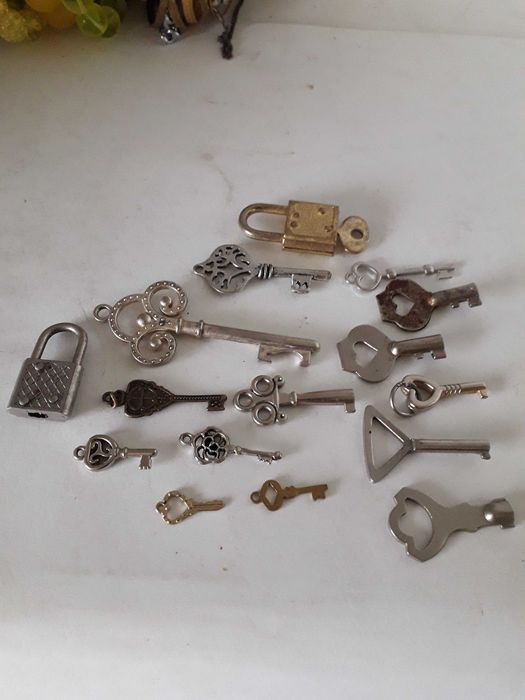 Zestaw malutkich kluczyków do szkatułek.