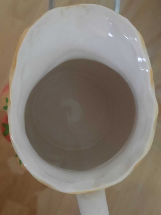 Кувшин с клубникой