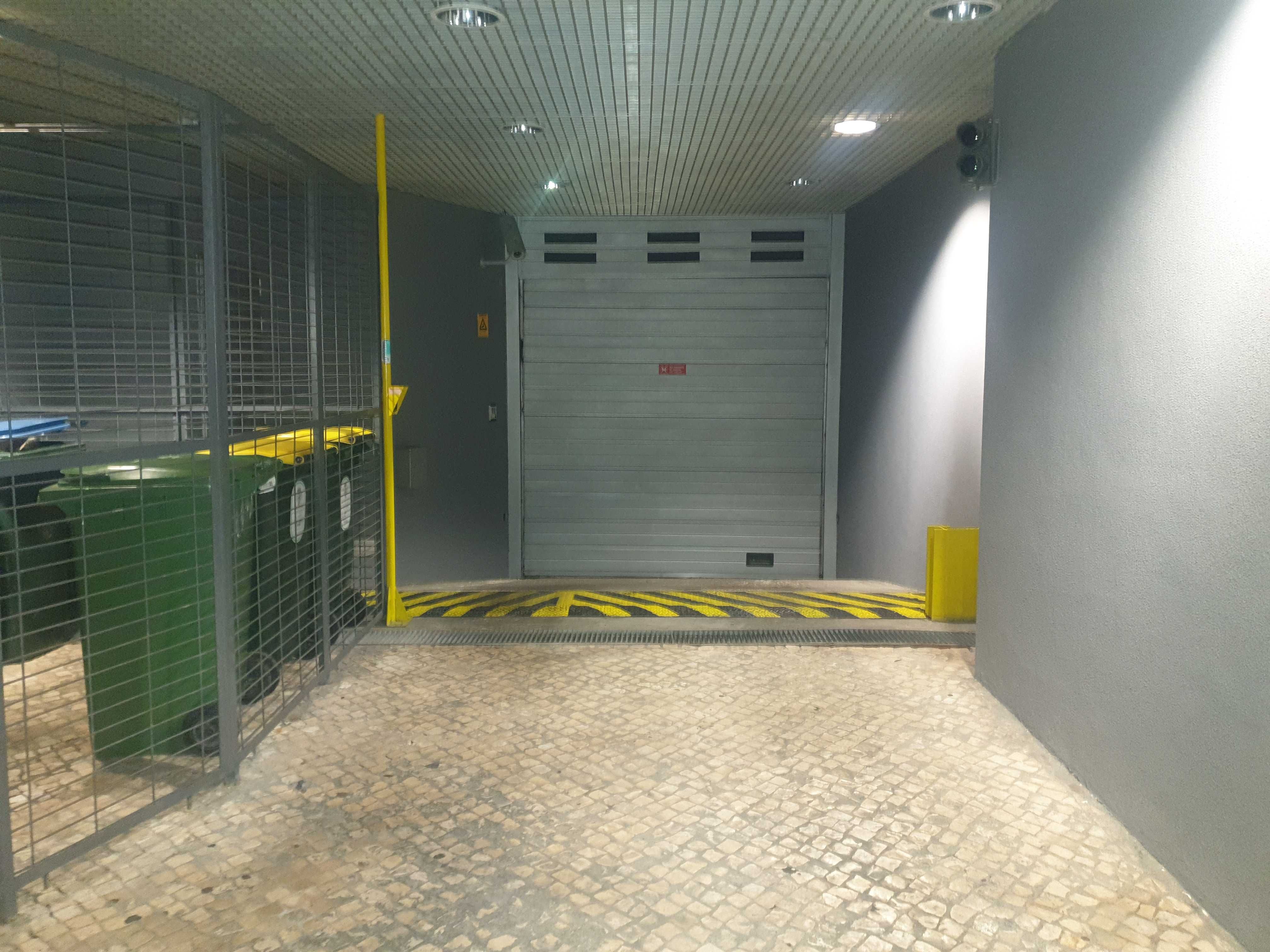 Arrenda-se lugar de garagem na Avenida de Berna, n.º 30 Lisboa