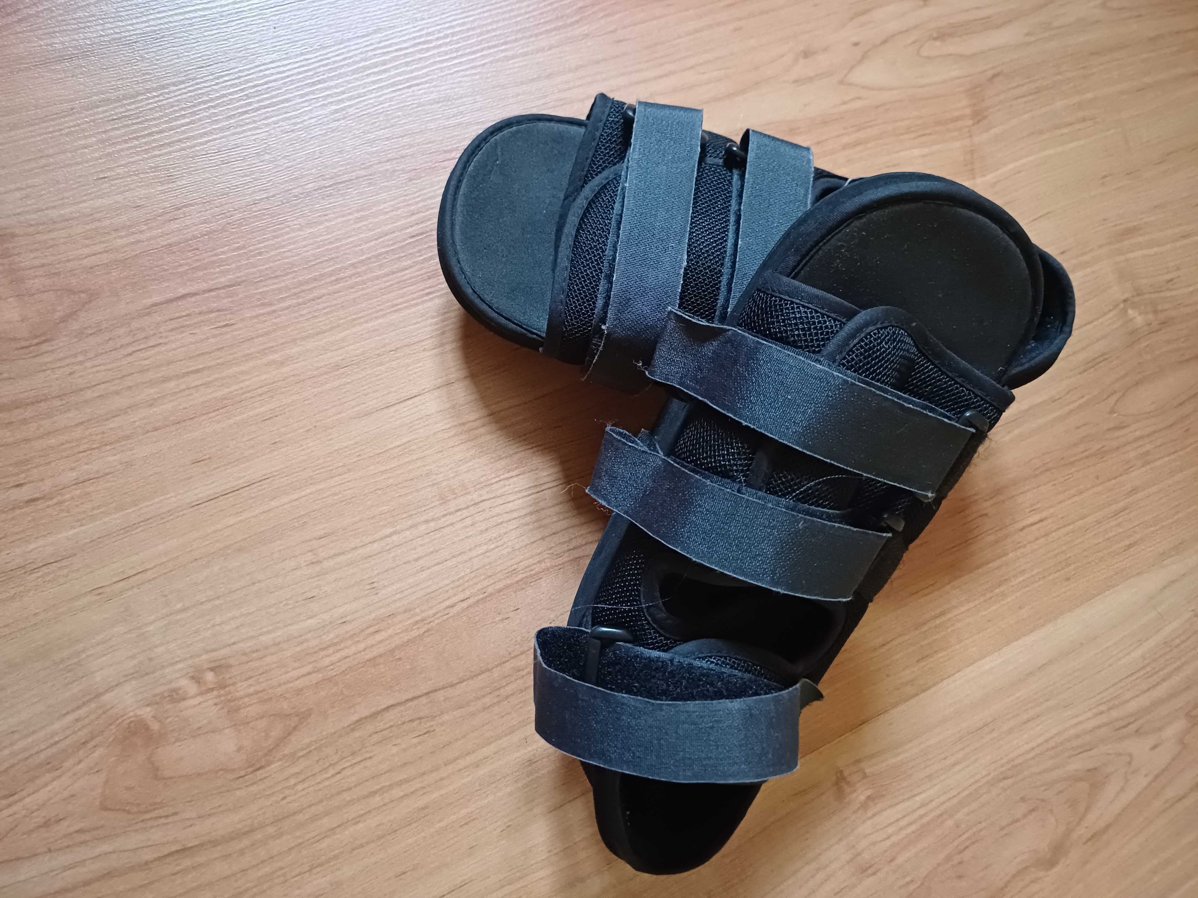 Sapatos para pós operação  aos pés, em ótimo estado.
