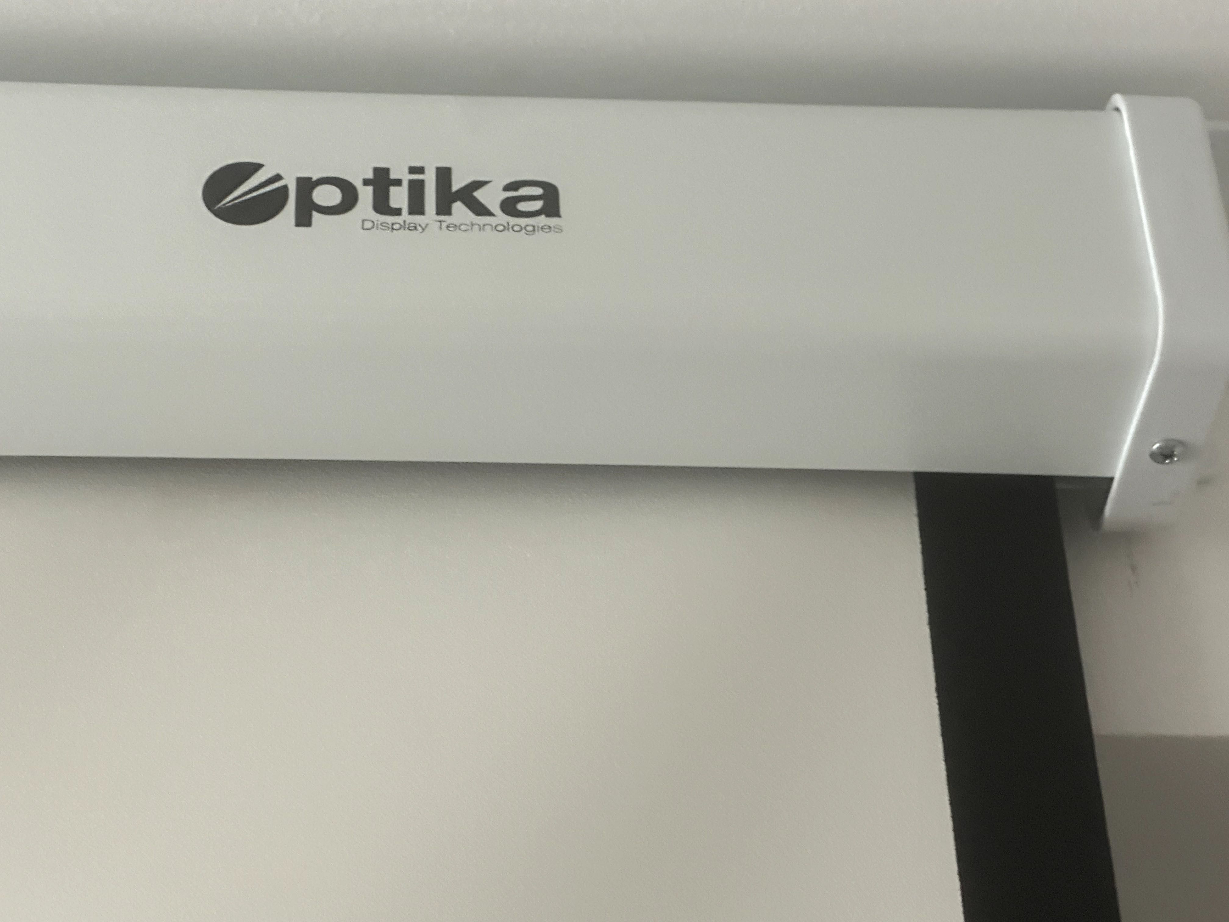 Projektor DLP Ricoh o rozdzielczości 1920 x 1080 + ekran Optika 110"