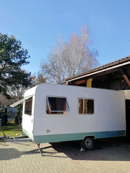 Duża przyczepa kempingowa na działkę