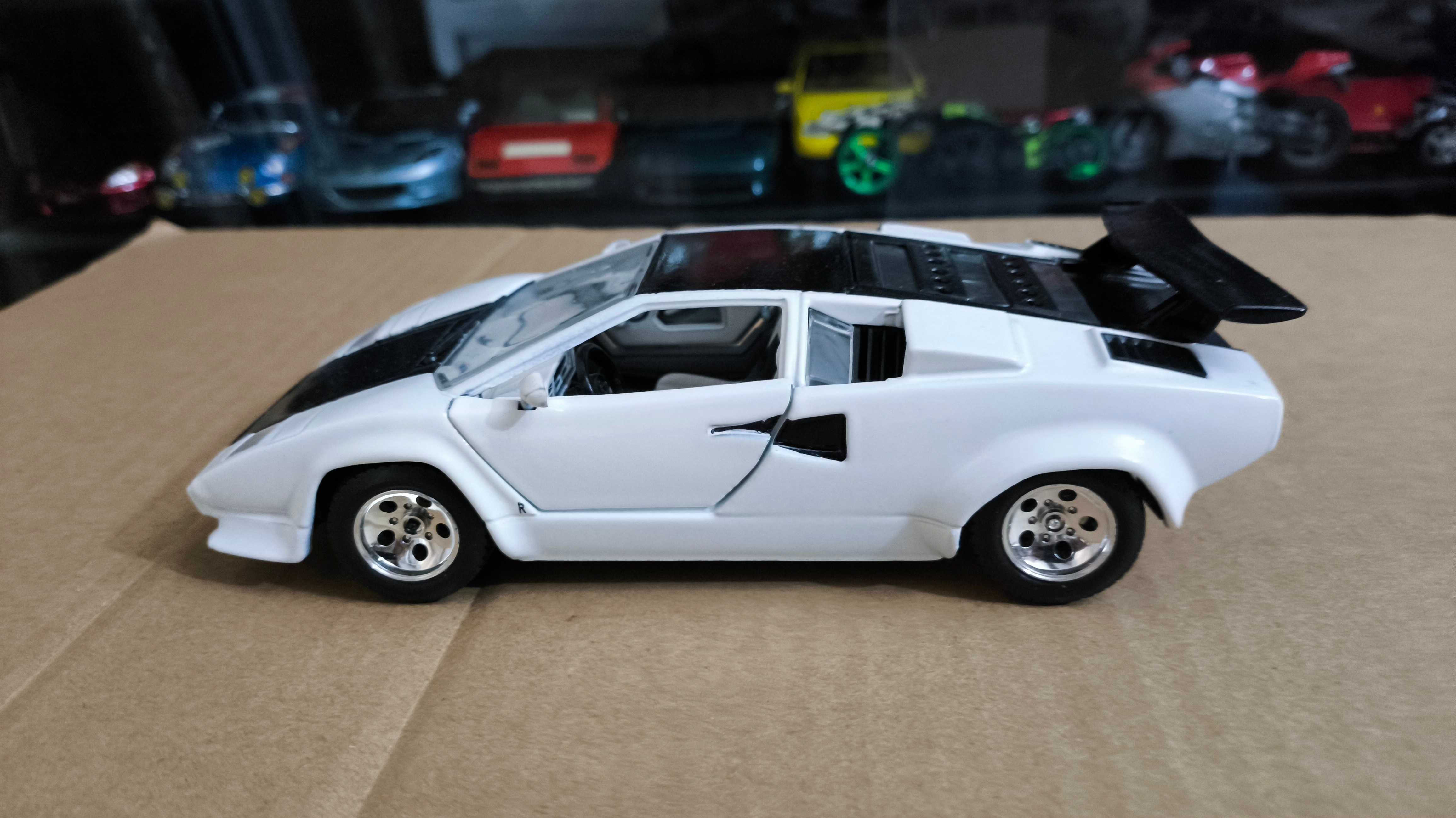 Машинка, модель, іграшка 1/24 Lamborghini Countach 1988 Bburago