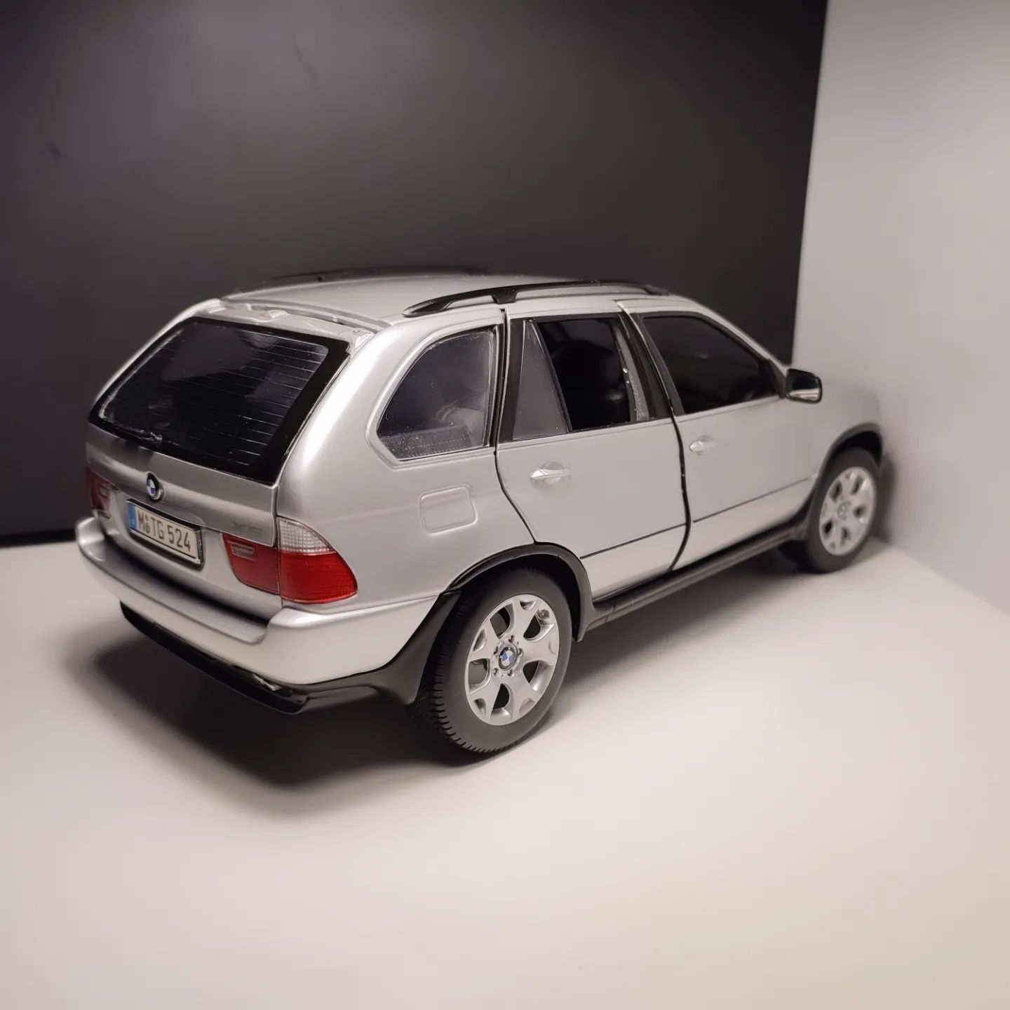 Модель Kyosho 1/18 BMW X5 e54 4.4i до-рест