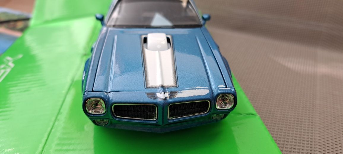 Машинка модель pontiac trans Am 1972 1/24 welly