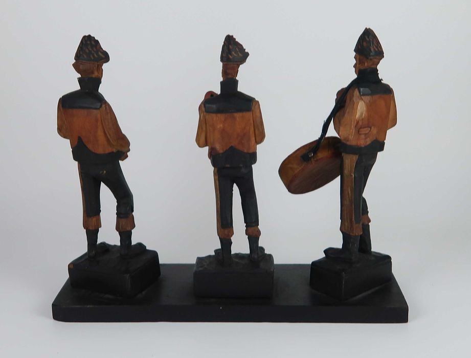 Airinos-da-terra - Grupo escultórico em madeira talhada