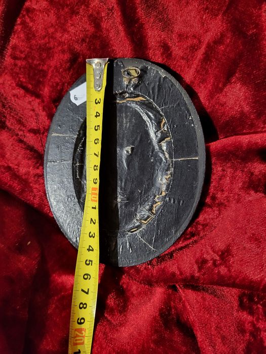 Zabytkowy krzyż w starej ramie za szkłem