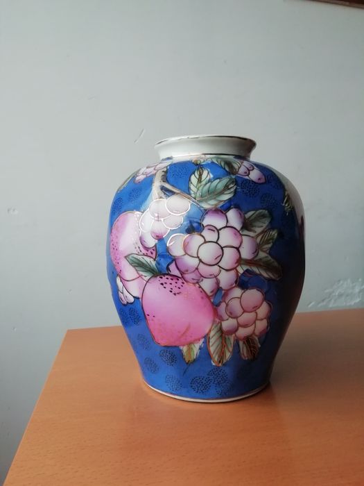 Jarra/pote em porcelana chinesa.