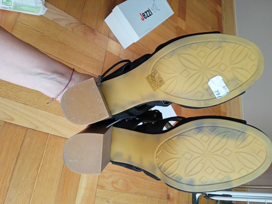 Nowe wiązane sandałki na słupku