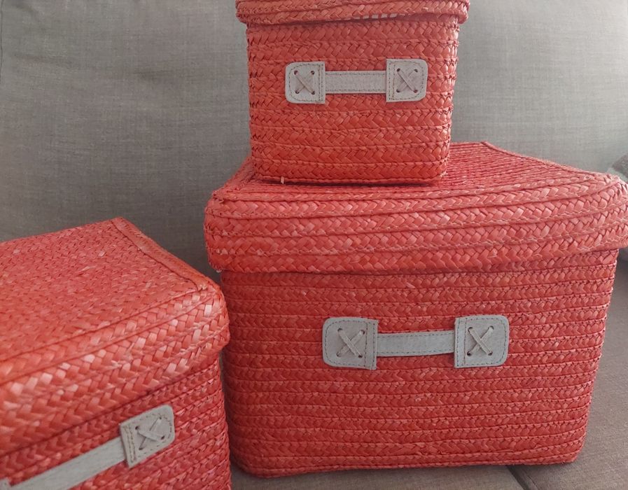 Conjunto de caixas vermelhas