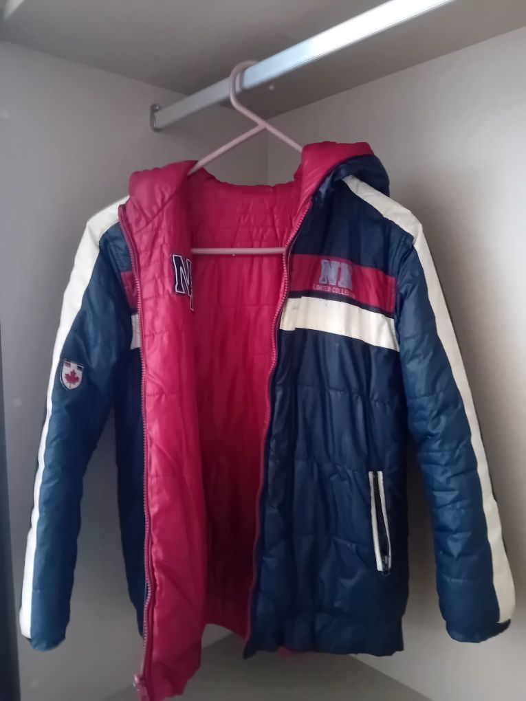 Casaco NKTVK Limted Edition com capus azul e vermelho