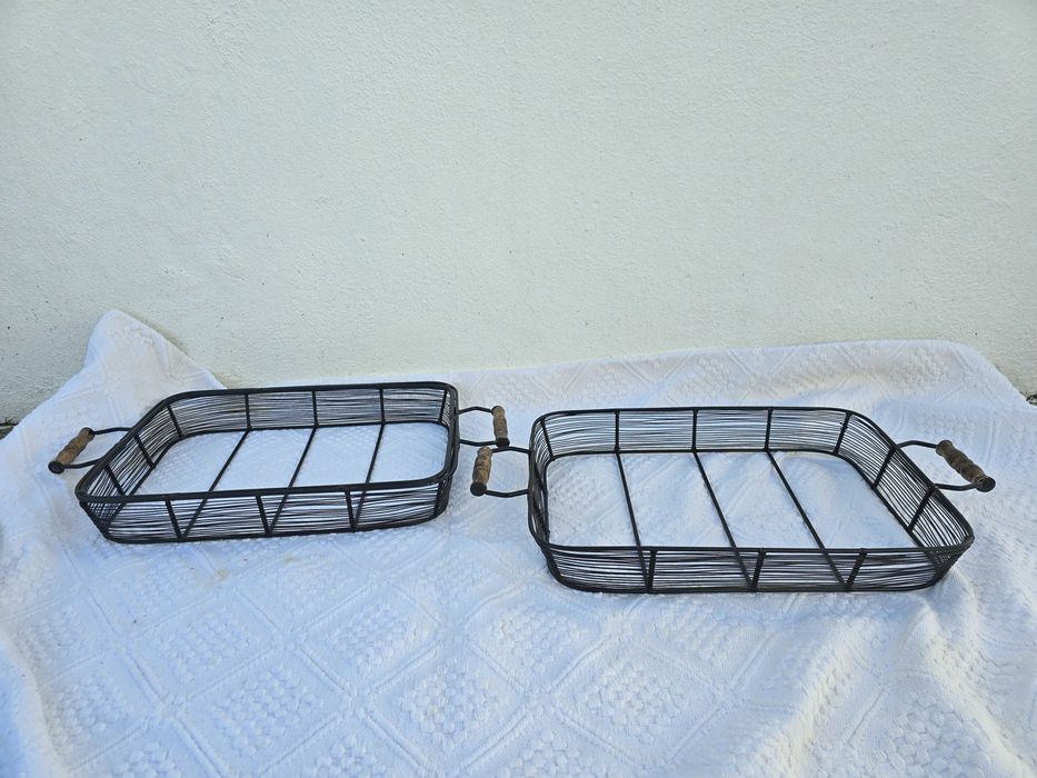 Suportes de tabuleiro em metal envelhecido para a sua mesa