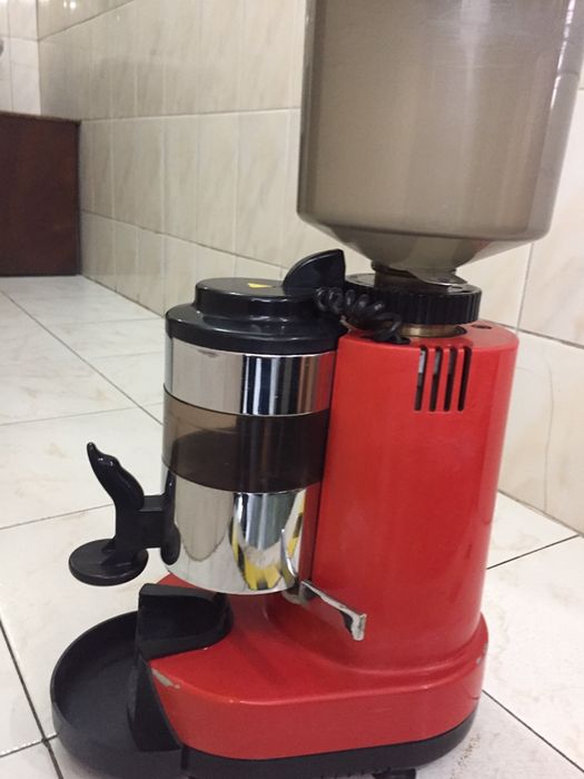 Moinho de cafe vermelho