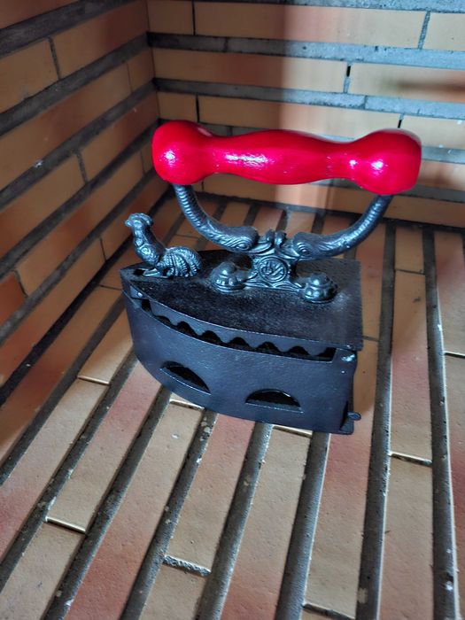 Ferro decorativo pintado á mão