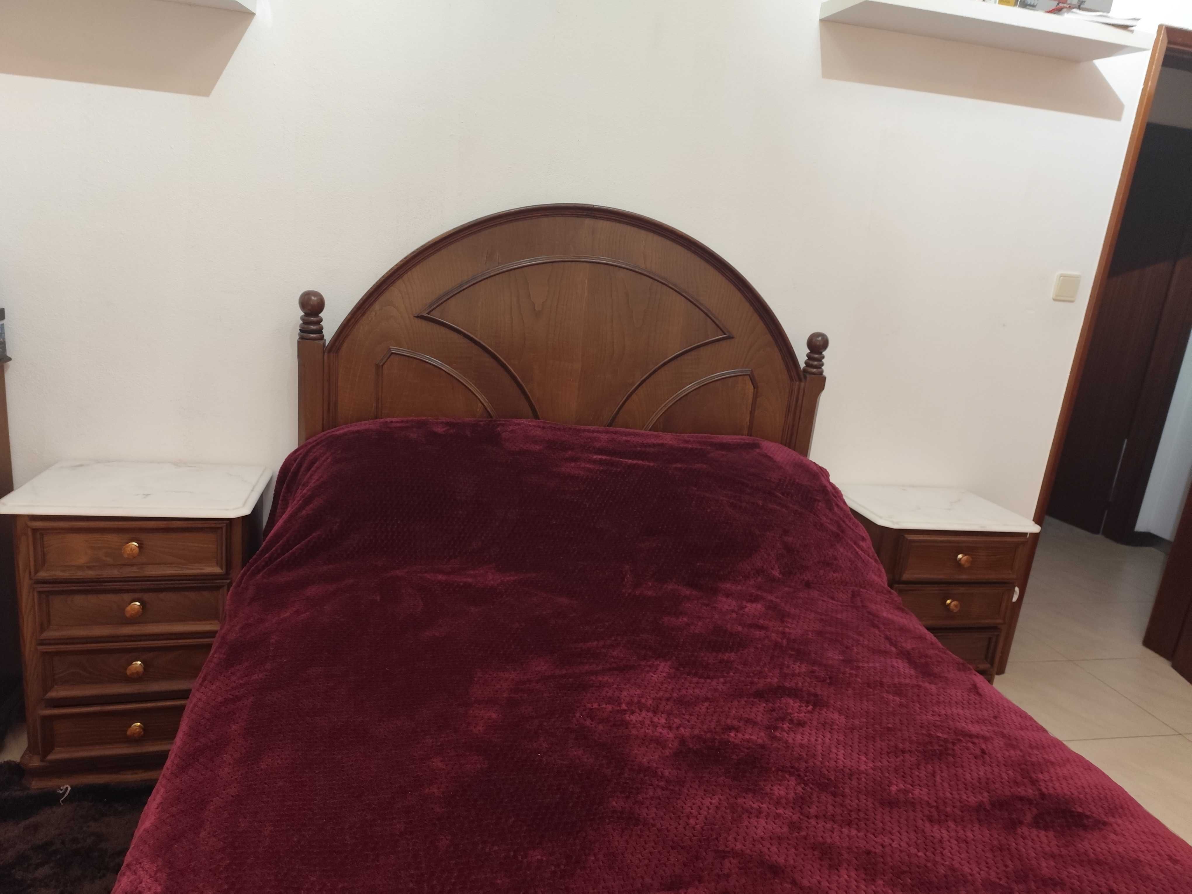 Quarto de casal composto por cama, 2 mesinhas de cabeceira e 1cómoda