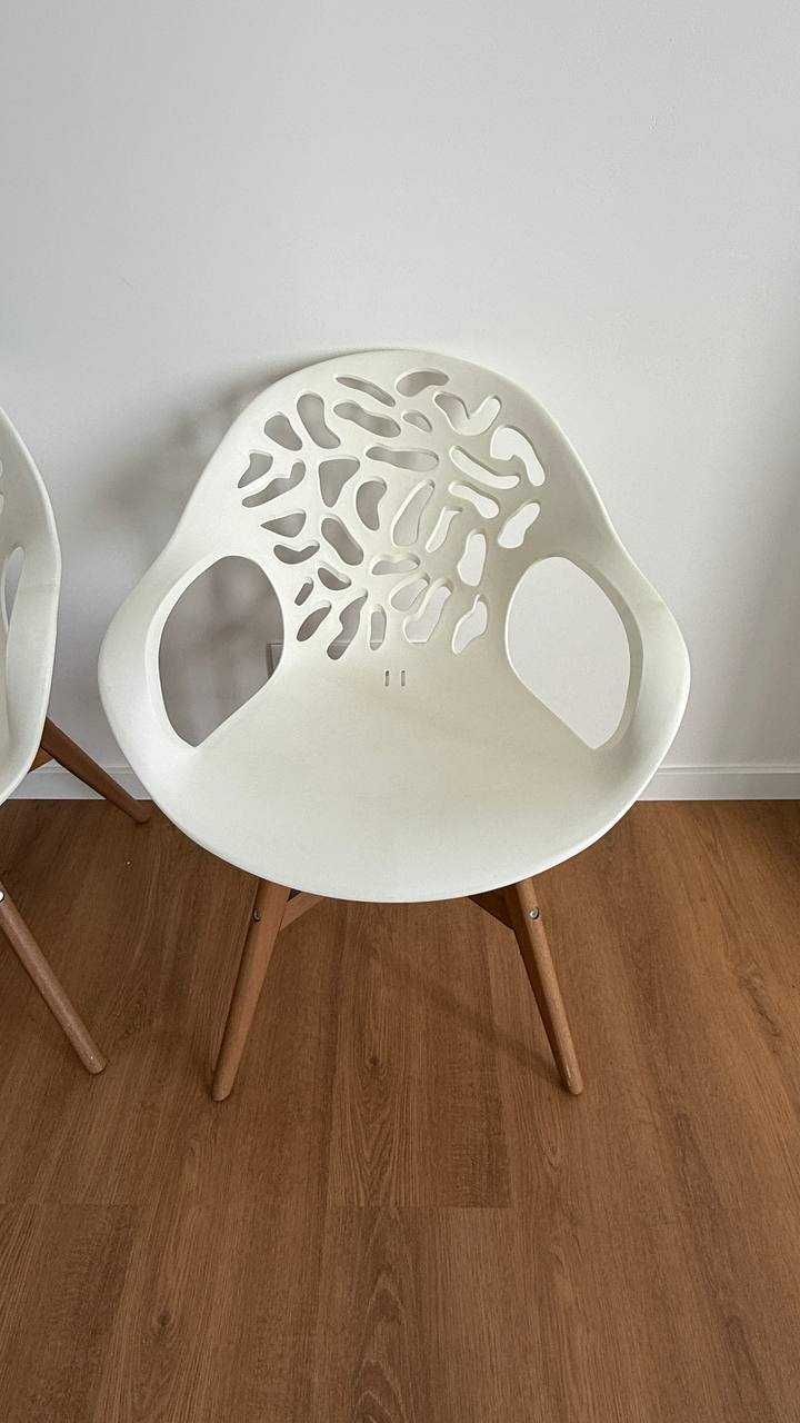 Cadeira Ikea branca com encosto esculpido.