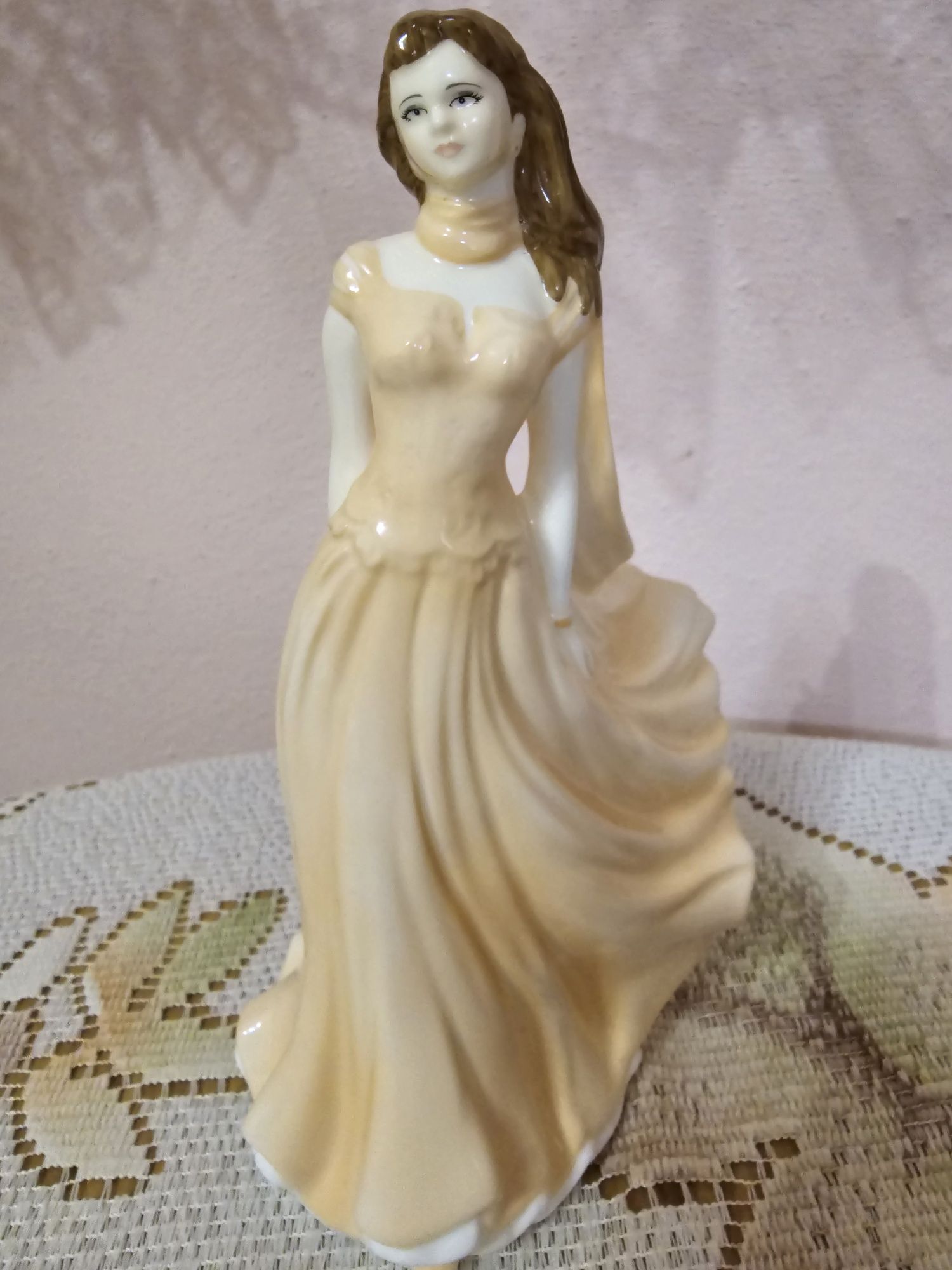 Śliczna porcelanowa figurka Royal Worcester