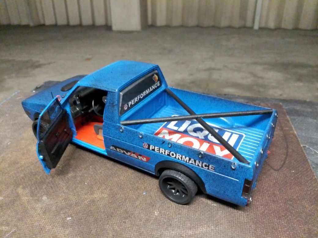 1/18 VW Cady totalmente modificada
