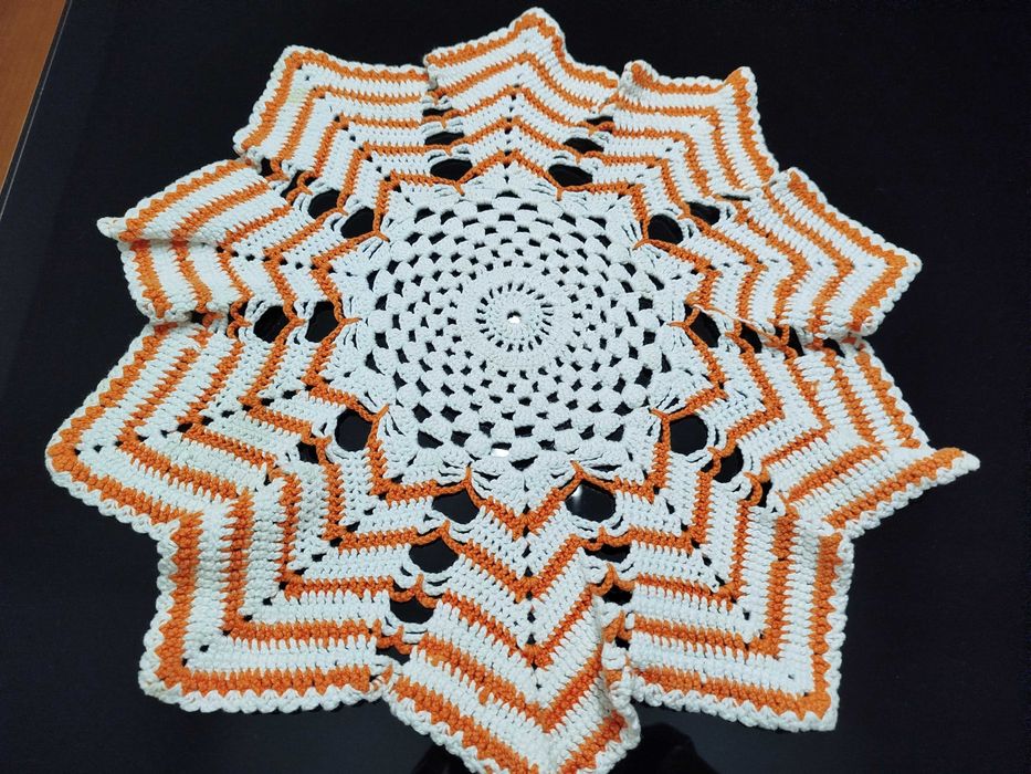 Conjunto de panos em tons de branco e laranja e salmão