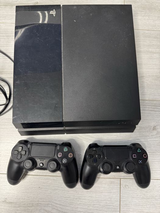 Playstation 4 + 2 pady + GTA V