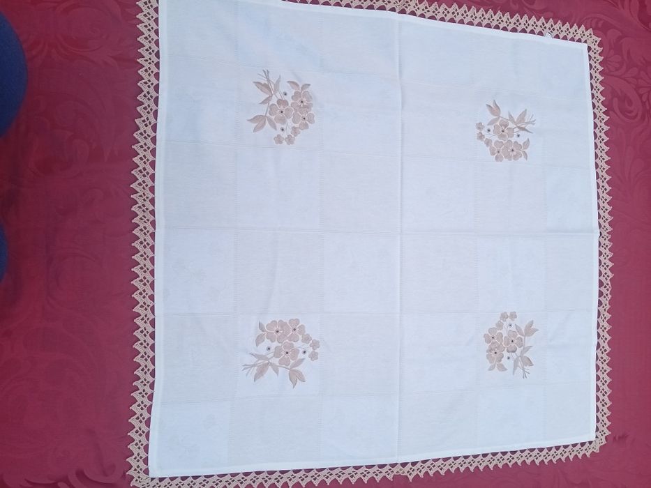 Toalha de mesa com croché