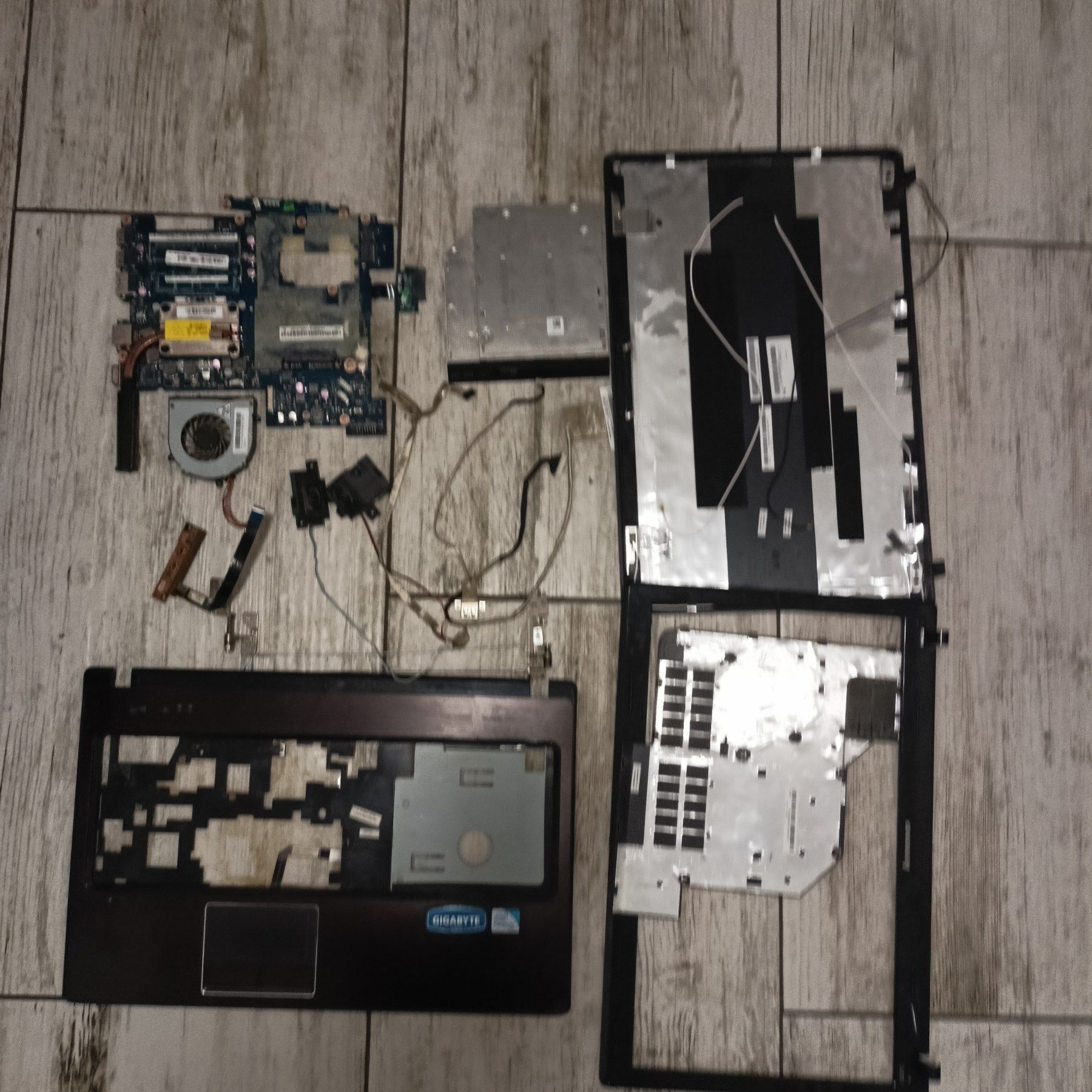 Петли корпус крышка топкейс кулер динамик разборка  Lenovo G570 B570