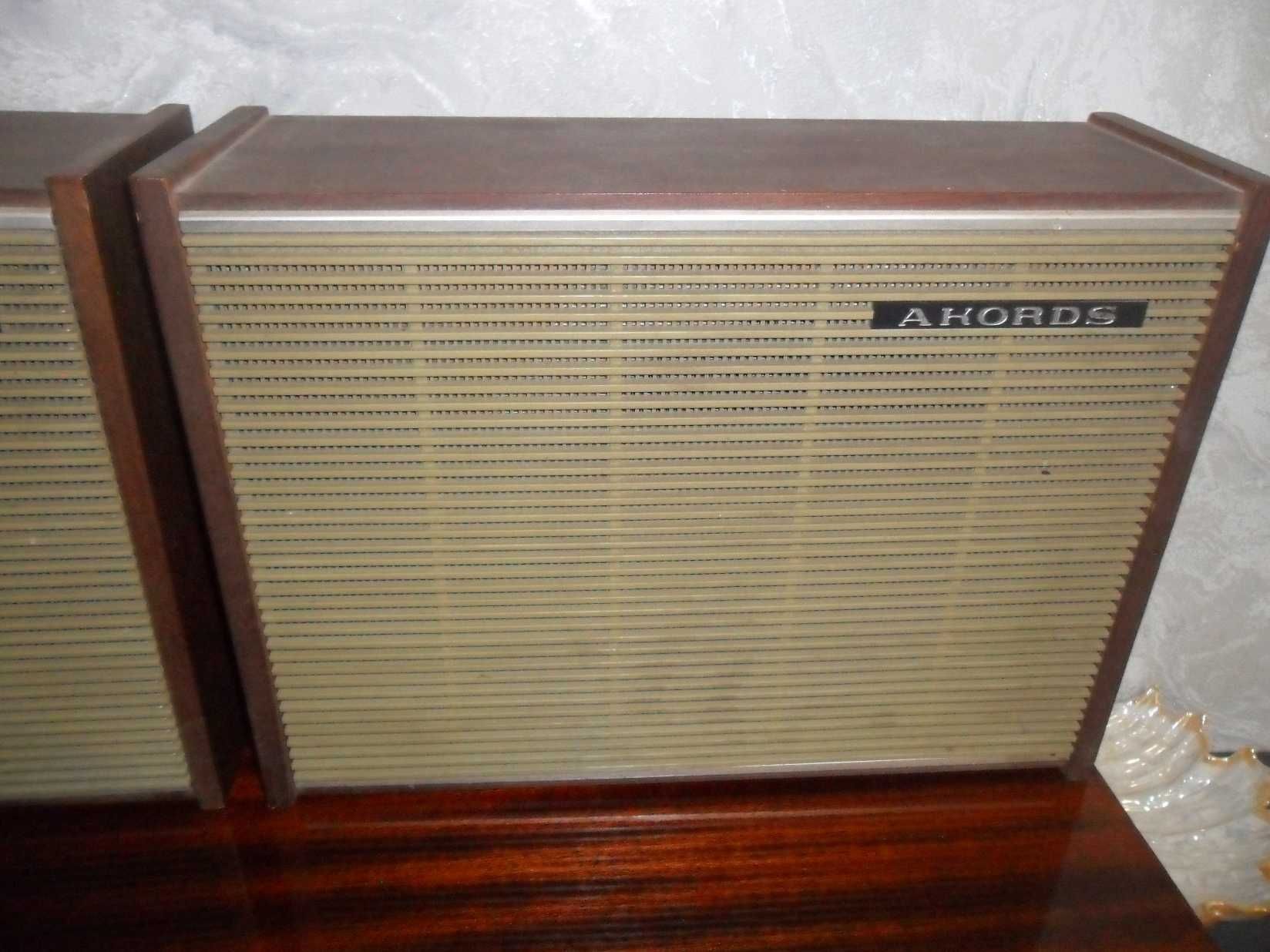 Проигрыватель с колонками AKORDS STEREO производства Рижского завода.