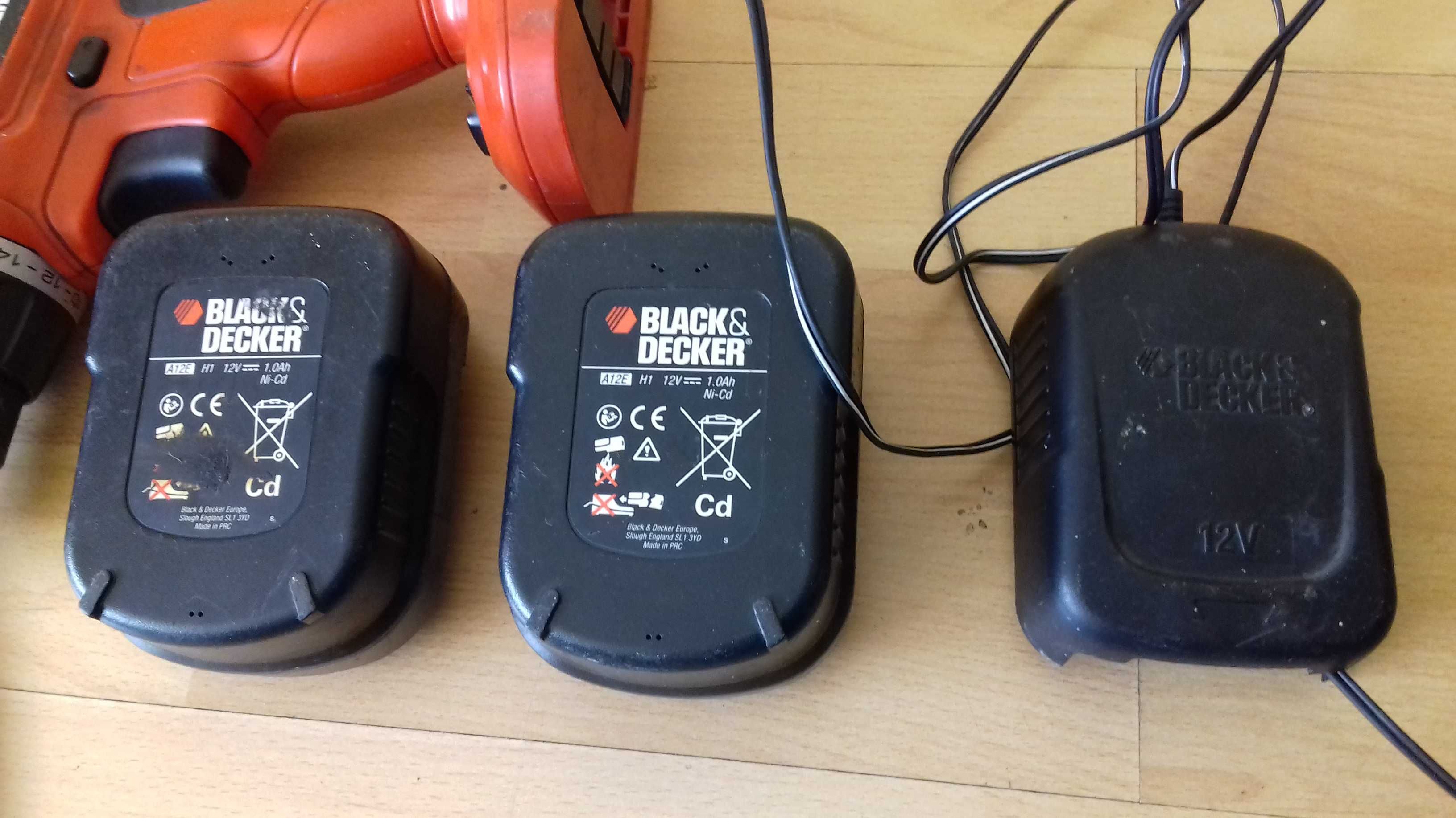 Wkrętarka Black Decker EPC12 z ładowarką i dwa słabe akumulatory
