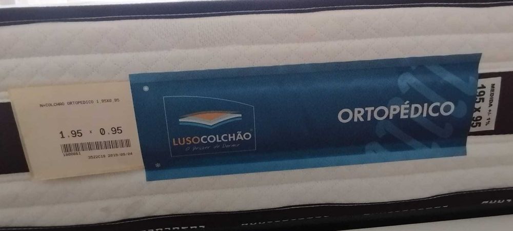 Cama de solteiro  200cm X 100cm- Como nova com colchão e estrado