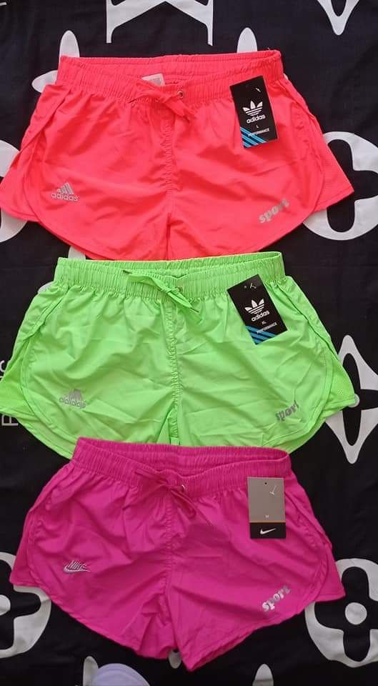 Neonowe cienkie szorty logowane Adidas