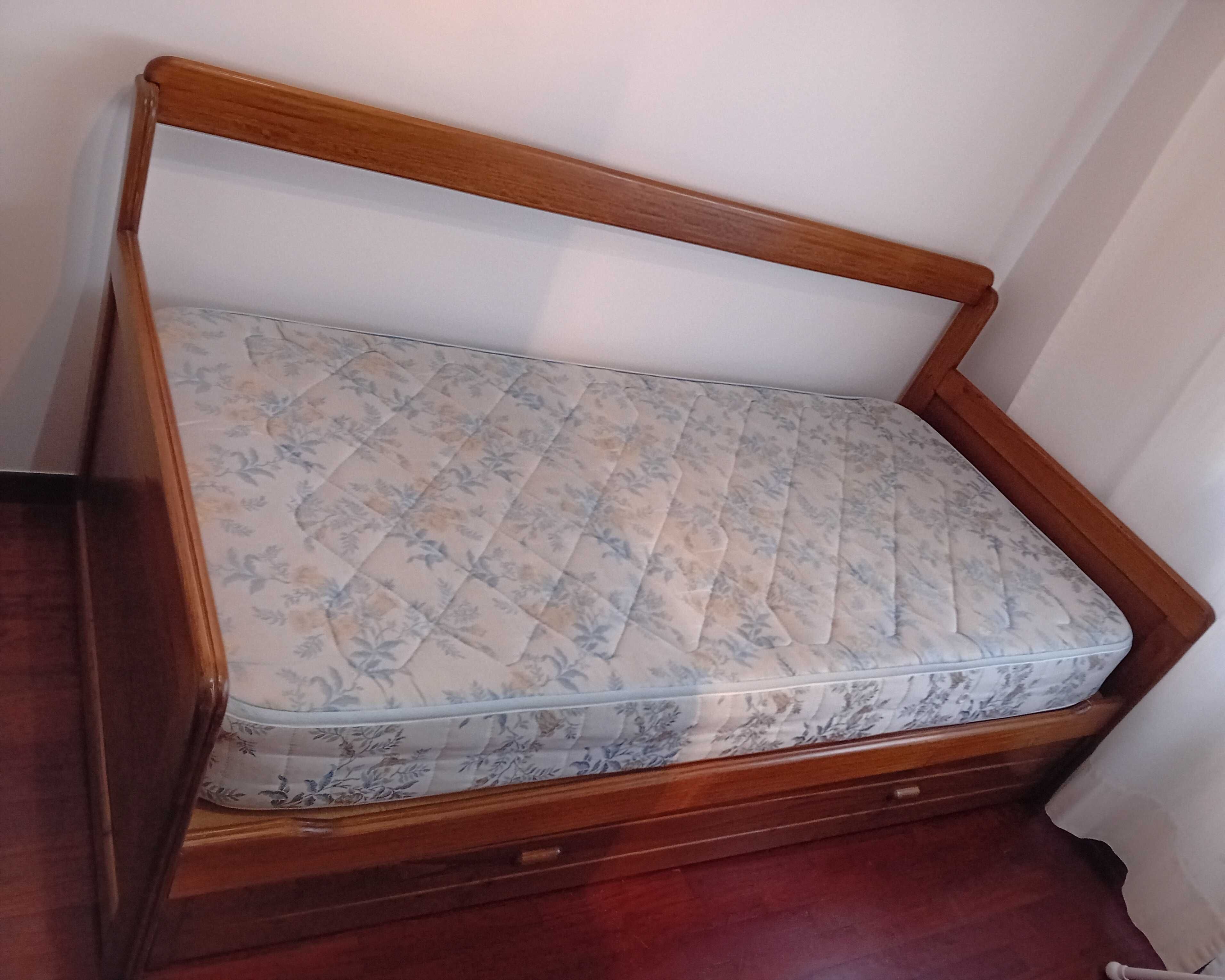 Vende-se cama em madeira