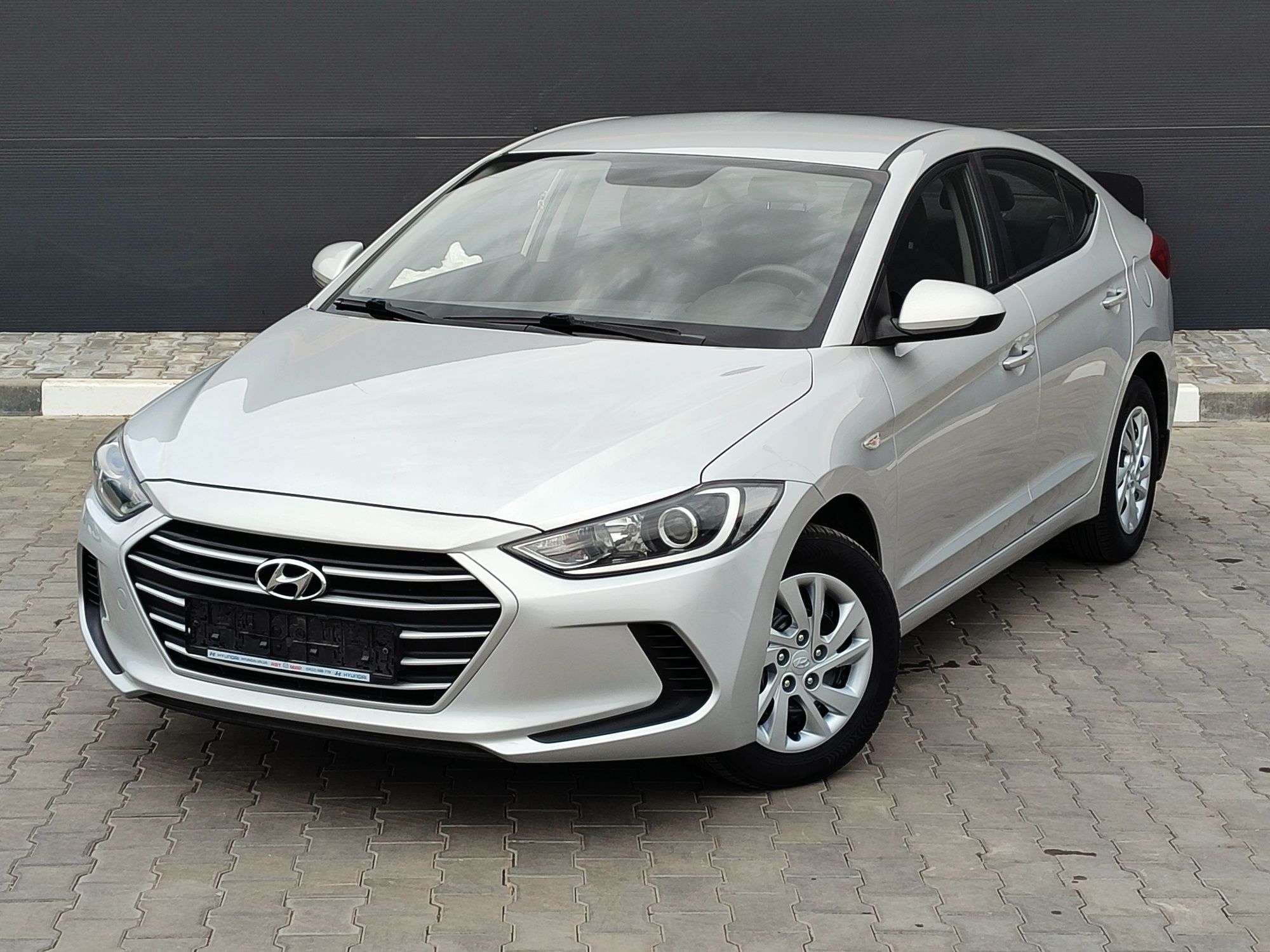 Продам Hyundai Elantra 2017г. Официальный 1.6л Бенз.