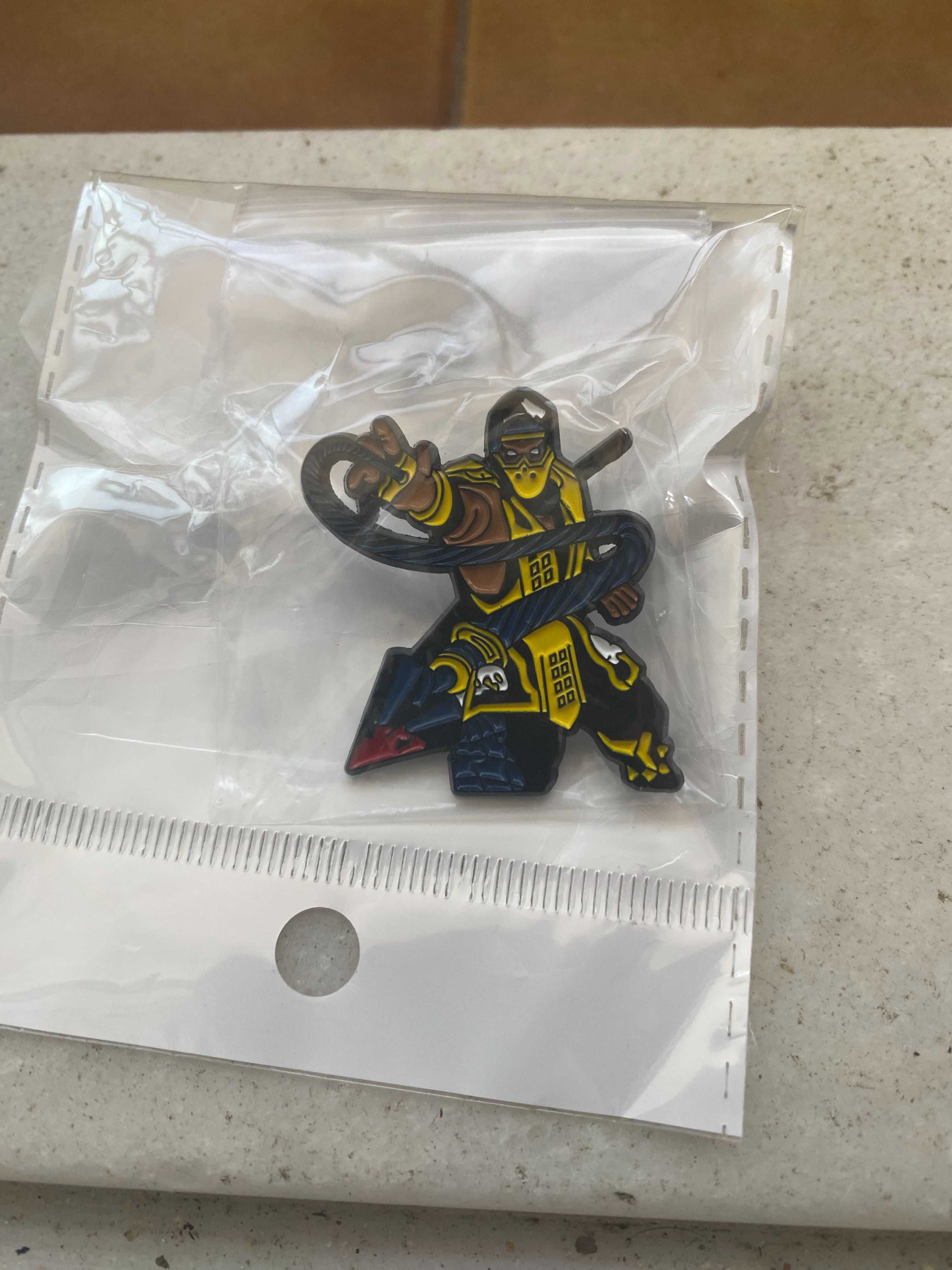 Pin Figura Estilo "Mortal Kombat" - Novo, Selado