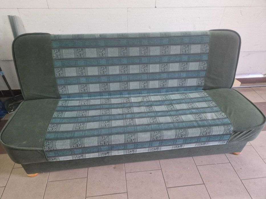 Sofa rozkładana dwuosobowa z pojemnikiem na pościel.