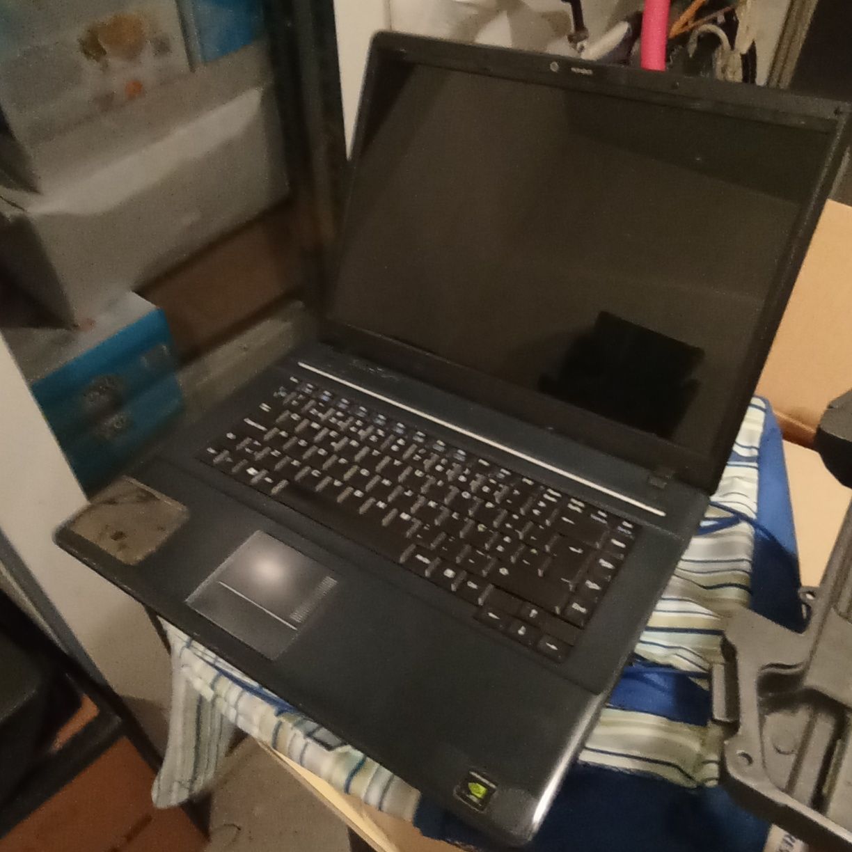 Vários computadores portáteis
