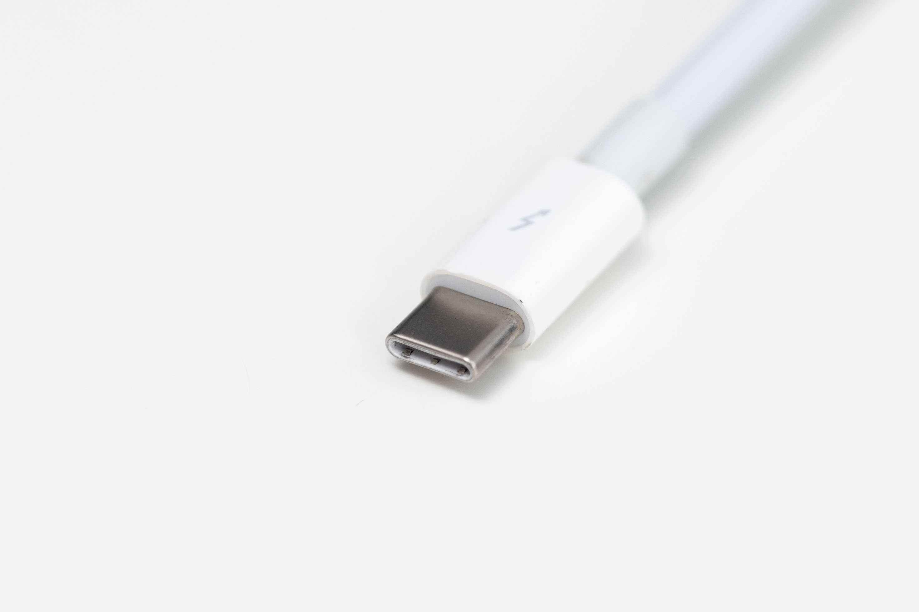 Адаптер Apple Thunderbolt 3 USB-C to Thunderbolt 2 A1790 MMEL2