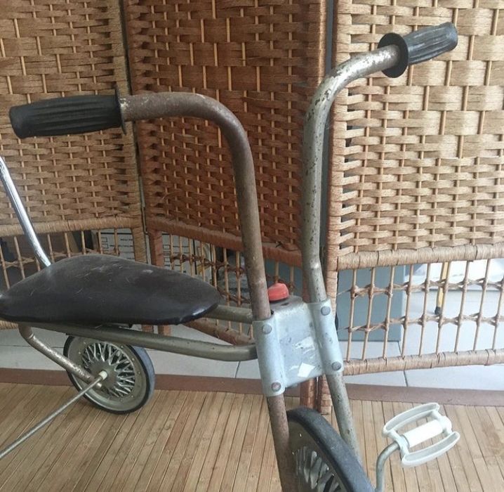 Triciclo vintage enferrujado