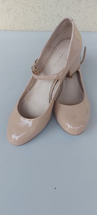 Beżowe lakierowane czółenka Kurt Geiger  rozmiar 40