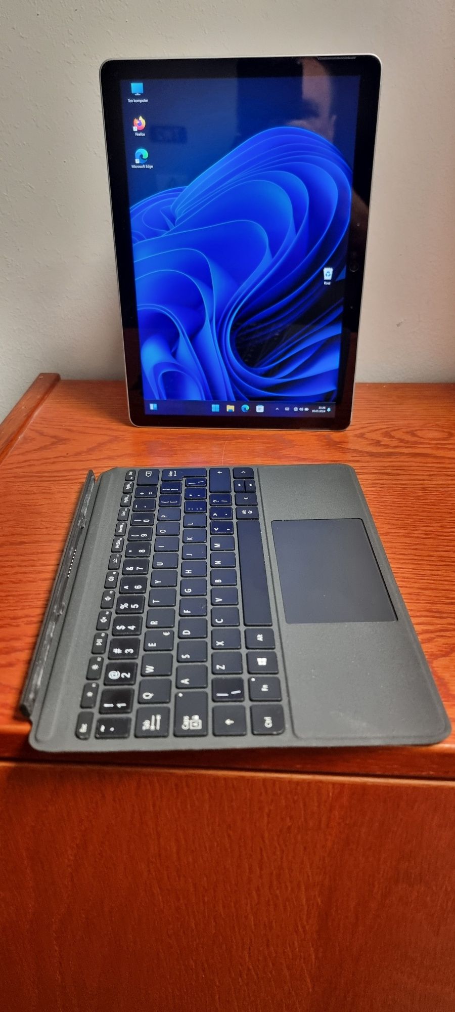 Laptop - Tablet DOTYKOWY 2w1 - Microsoft Surface GO 2 -- 8 Gb/ 128 Gb