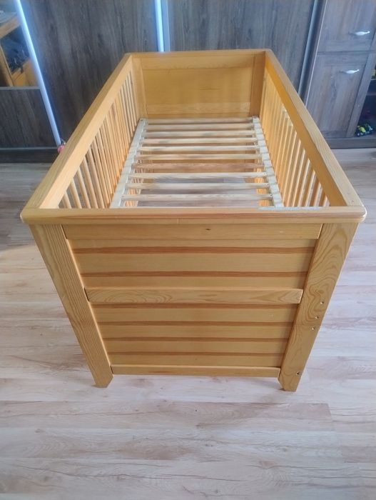 Drewniane łóżeczko dziecięce z regulowanym stelażem 2w1 tapczanik